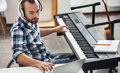 Ein Mann spielt an einem E-Piano.