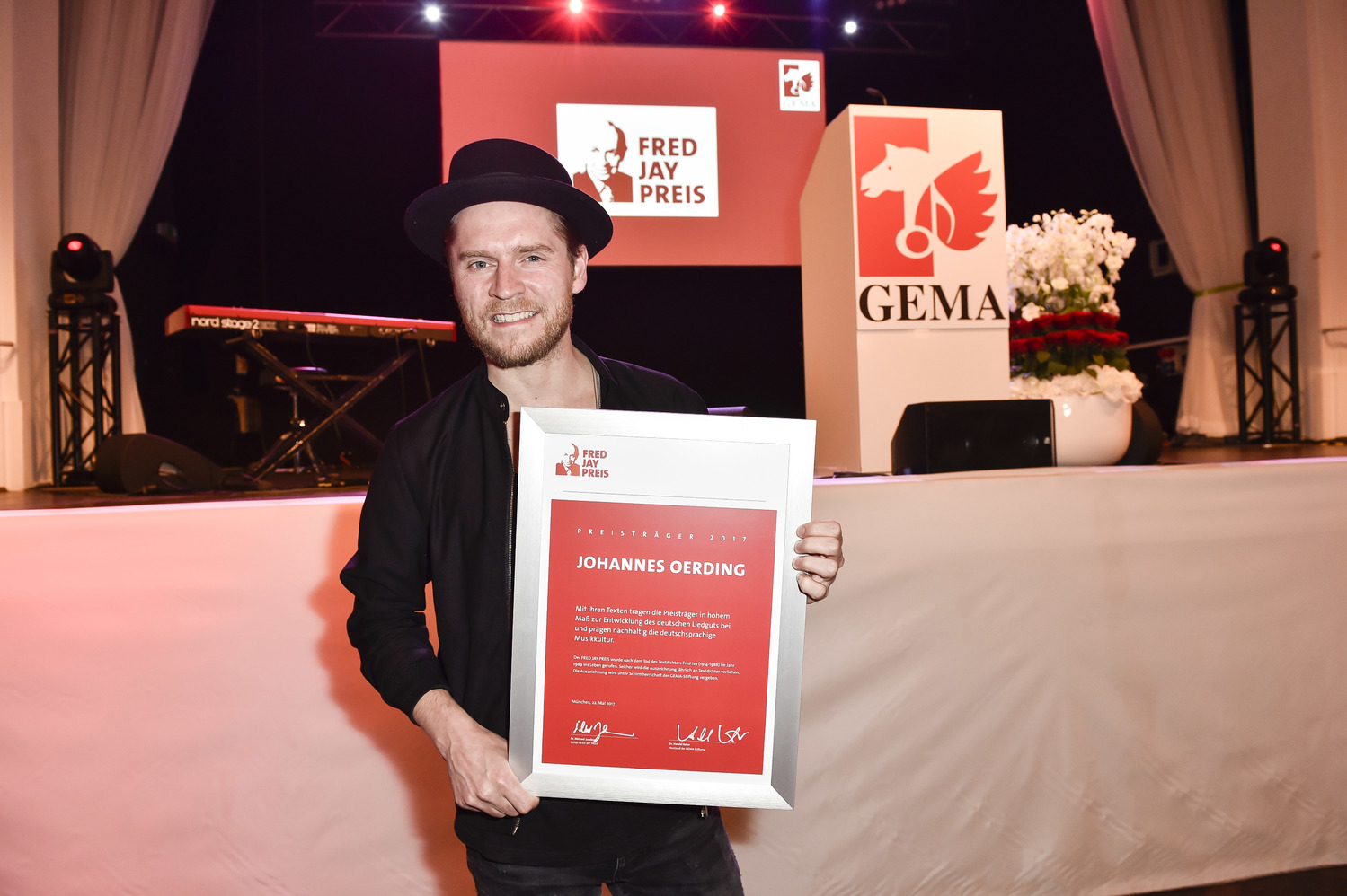 Johannes Oerding mit seiner Auszeichnung