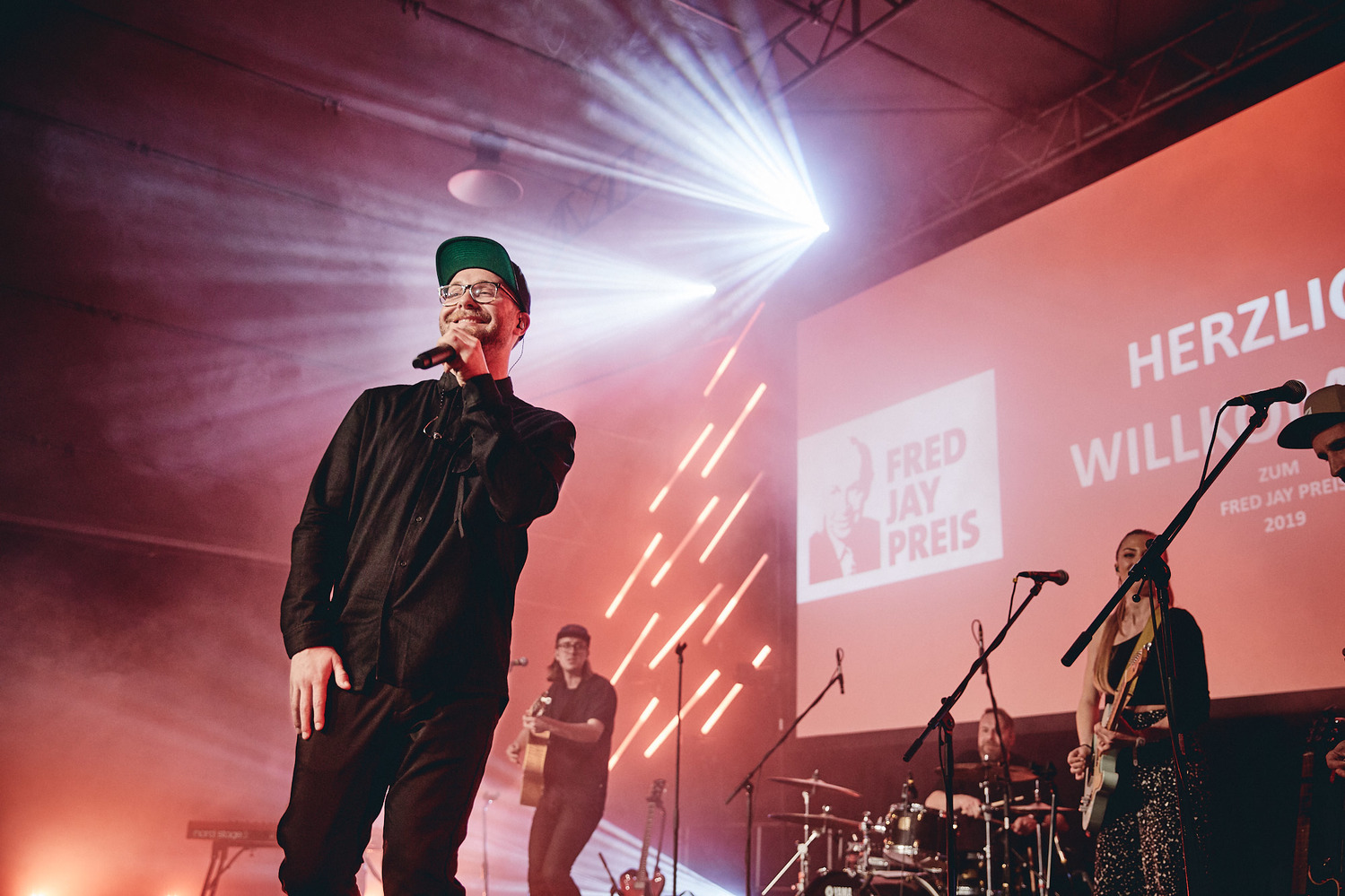 Mark Forster singt auf der Bühne